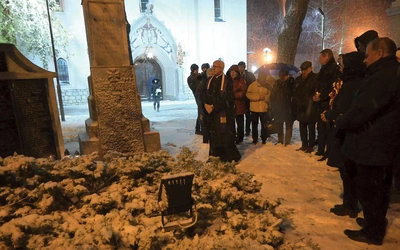 	Gdy składano kwiaty  pod tablicą, sypał śnieg  – 80 lat temu pogoda była jeszcze surowsza.