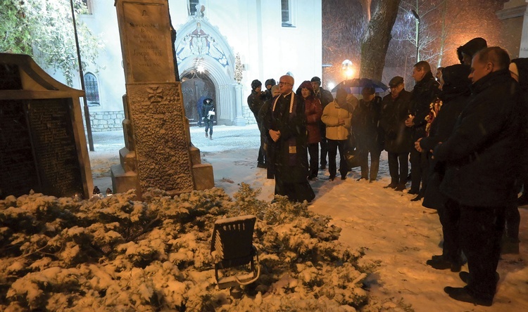 	Gdy składano kwiaty  pod tablicą, sypał śnieg  – 80 lat temu pogoda była jeszcze surowsza.