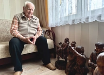 Jan Mielniczyn zaczął rzeźbić na Syberii.