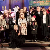 	Uczestnicy konkursu z proboszczem i organistą Michałem Szlachcicem (czwarty z prawej).