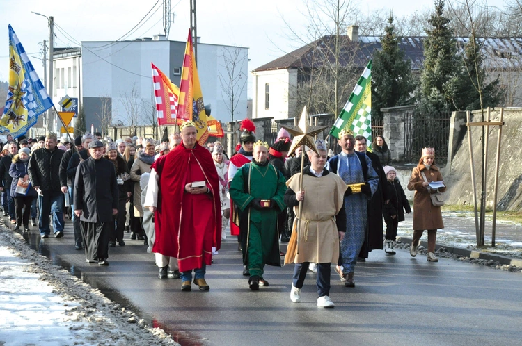 	W Koprzywnicy wędrowali mieszkańcy miasta i okolicy.