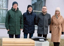 	Dzieło odsłonili (od lewej): Maciej Stępnikowski, Sebastian Pawłowski, Michał Staniak i Barbara Łopyta.
