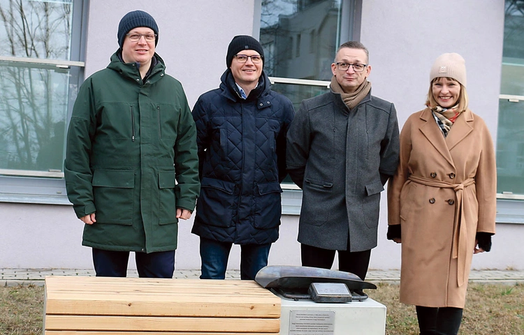 	Dzieło odsłonili (od lewej): Maciej Stępnikowski, Sebastian Pawłowski, Michał Staniak i Barbara Łopyta.