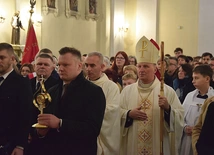 	Wniesienie relikwiarza do kościoła.