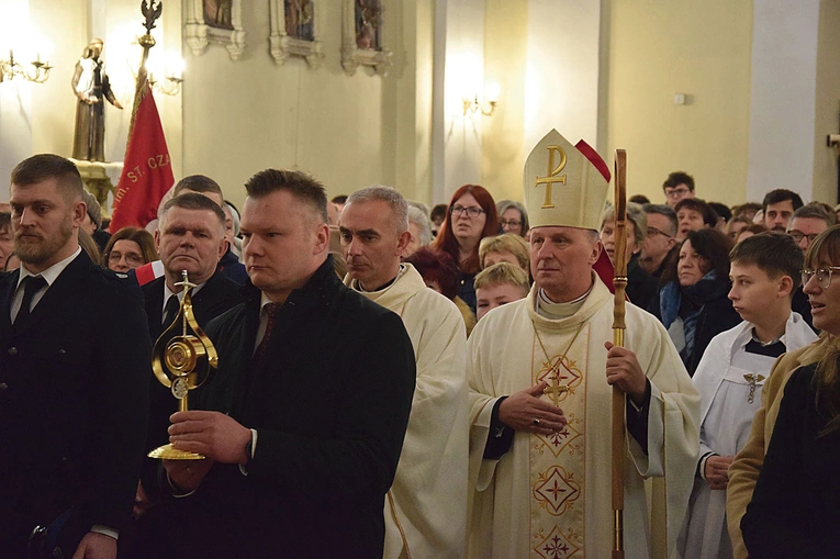 	Wniesienie relikwiarza do kościoła.