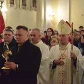 	Wniesienie relikwiarza do kościoła.