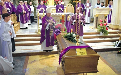 	Zmarłego duszpasterza pożegnał bp Marek Solarczyk.