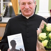 Ks. Krzysztof Pawlina przyznał, że nie rozdziela powołania kapłana i artysty, a pisanie wierszy oraz felietonów jest dla niego radością.