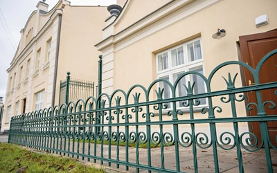 Budynek przy ul. Modlińskiej 257 właśnie został przywrócony do dawnej świetności.