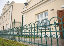 Budynek przy ul. Modlińskiej 257 właśnie został przywrócony do dawnej świetności.