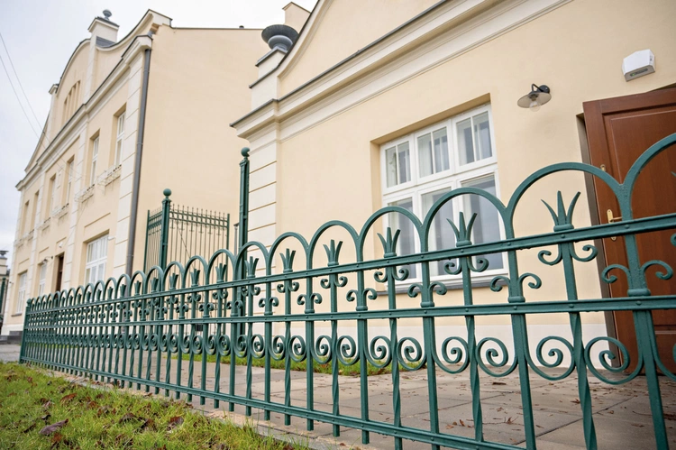 Budynek przy ul. Modlińskiej 257 właśnie został przywrócony do dawnej świetności.
