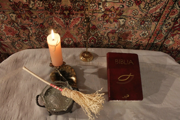 Silni i bezsilni… Idą księża po kolędzie