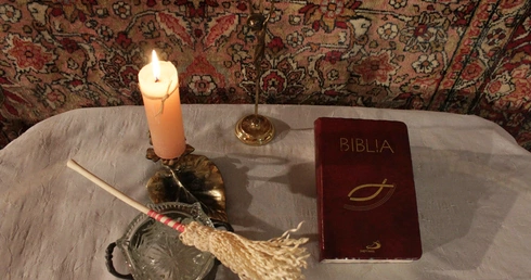 Silni i bezsilni… Idą księża po kolędzie