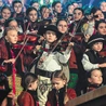 	Mała Armia Janosika liczy około 300 członków i jest największym góralskim zespołem w Polsce.