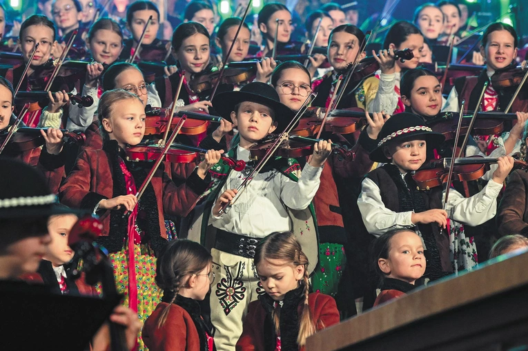 	Mała Armia Janosika liczy około 300 członków i jest największym góralskim zespołem w Polsce.