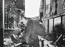 	Kaplica Mariacka (Batorego) w katedrze wawelskiej po 17 stycznia 1945 roku. Bomba, która spadła na dziedziniec Batorego, uszkodziła zarówno katedrę, jak i zamek królewski.