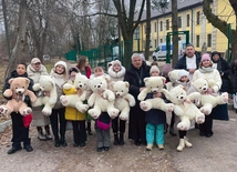 „Jazda z Watykanu do granicy zajęła mi 25 godzin”. Kard. Krajewski przekazał Ukraińcom szpital od papieża