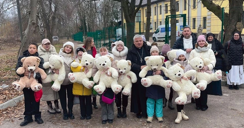 „Jazda z Watykanu do granicy zajęła mi 25 godzin”. Kard. Krajewski przekazał Ukraińcom szpital od papieża