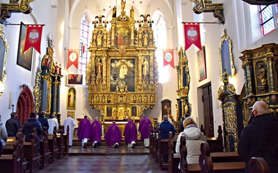 Świątynia Wniebowzięcia NMP w Żukowie to nie tylko miejsce kultu, ale również skarbiec, który zachwyca bogactwem artystycznym i historycznym.