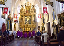 Świątynia Wniebowzięcia NMP w Żukowie to nie tylko miejsce kultu, ale również skarbiec, który zachwyca bogactwem artystycznym i historycznym.