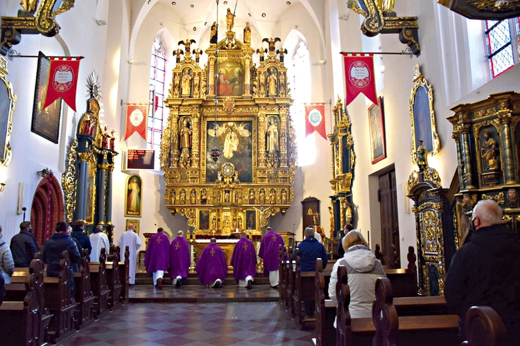 Świątynia Wniebowzięcia NMP w Żukowie to nie tylko miejsce kultu, ale również skarbiec, który zachwyca bogactwem artystycznym i historycznym.