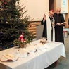 Arcybiskup pobłogosławił opłatki, którymi podzielili się wierni, składając sobie życzenia.