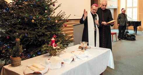 Arcybiskup pobłogosławił opłatki, którymi podzielili się wierni, składając sobie życzenia.