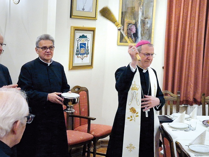 Pasterze poruszają z kapłanami tematy ważne dla życia archidiecezji gdańskiej.