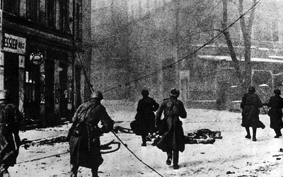 24 stycznia 1945 roku. Czerwonoarmiści na rogu ówczesnych Tarnowitzerstrasse i Niderwallstrasse, obecnie ulica Matejki i ulica Dolnych Wałów w Gliwicach.