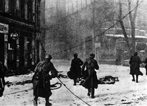 24 stycznia 1945 roku. Czerwonoarmiści na rogu ówczesnych Tarnowitzerstrasse i Niderwallstrasse, obecnie ulica Matejki i ulica Dolnych Wałów w Gliwicach.