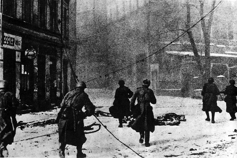 24 stycznia 1945 roku. Czerwonoarmiści na rogu ówczesnych Tarnowitzerstrasse i Niderwallstrasse, obecnie ulica Matejki i ulica Dolnych Wałów w Gliwicach.