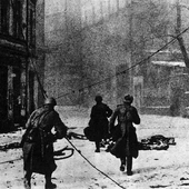 24 stycznia 1945 roku. Czerwonoarmiści na rogu ówczesnych Tarnowitzerstrasse i Niderwallstrasse, obecnie ulica Matejki i ulica Dolnych Wałów w Gliwicach.