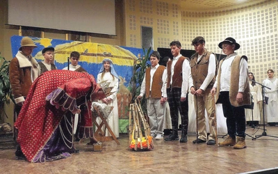 Jasełka w wykonaniu młodzieży z parafii w Ostropie.