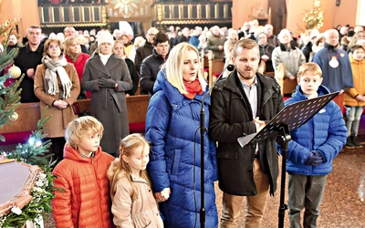 	Kasia i Damian są małżeństwem od 14 lat. Mają dwóch synów: 13-letniego Czesia i 9-letniego Rysia oraz córkę, 7-letnią Martę.