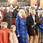 	Kasia i Damian są małżeństwem od 14 lat. Mają dwóch synów: 13-letniego Czesia i 9-letniego Rysia oraz córkę, 7-letnią Martę.