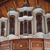 	Instrument posiada 16 głosów.