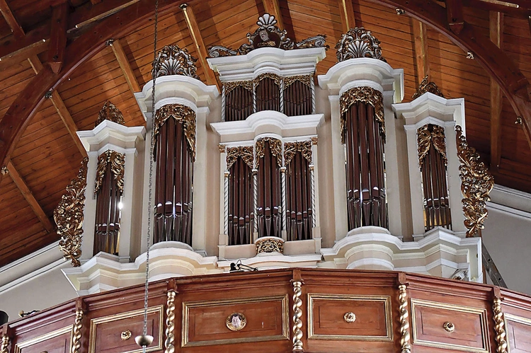 	Instrument posiada 16 głosów.