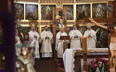 	Eucharystię koncelebrował ks. Paweł Holc, wizytator Zgromadzenia Księży Misjonarzy, do którego należy jubilat.
