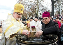 Bp Włodzimierz Juszczak OSMB oraz bp Jacek Kiciński CMF błogosławią wodę nad Odrą.