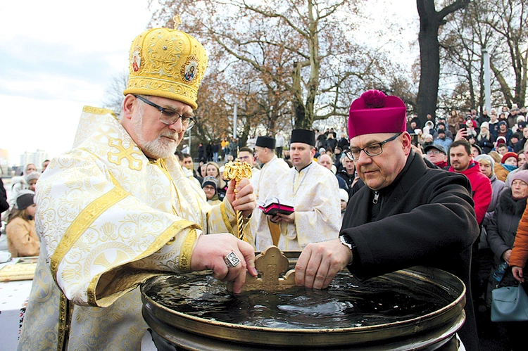 Bp Włodzimierz Juszczak OSMB oraz bp Jacek Kiciński CMF błogosławią wodę nad Odrą.