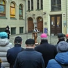Wspólna modlitwa chrześcijan i Żydów przed synagogą