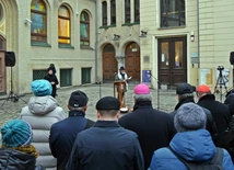Wspólna modlitwa chrześcijan i Żydów przed synagogą