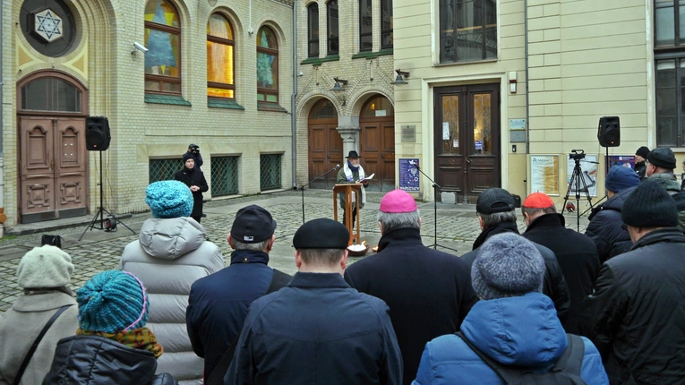 Wspólna modlitwa chrześcijan i Żydów przed synagogą