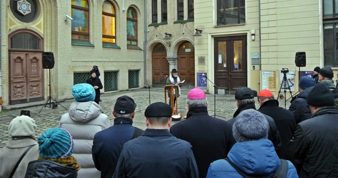 Wspólna modlitwa chrześcijan i Żydów przed synagogą