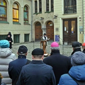 Wspólna modlitwa chrześcijan i Żydów przed synagogą