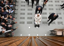 Papież doznał lekkiej kontuzji, ma unieruchomioną rękę