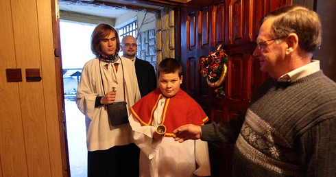 Wrocławscy biskupi mówią o kolędzie. Od drzwi do drzwi czy na zaproszenie?