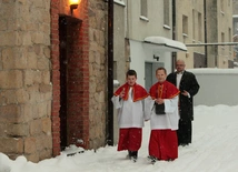 Wrocławscy biskupi o kolędzie: „Gdyby Pan Jezus chodził do ludzi na zaproszenie, to by nigdy z Nazaretu nie wyszedł”.