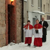 Wrocławscy biskupi o kolędzie: „Gdyby Pan Jezus chodził do ludzi na zaproszenie, to by nigdy z Nazaretu nie wyszedł”.