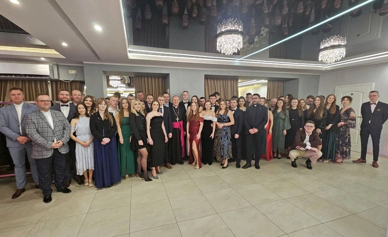 Piękni, młodzi i radośni